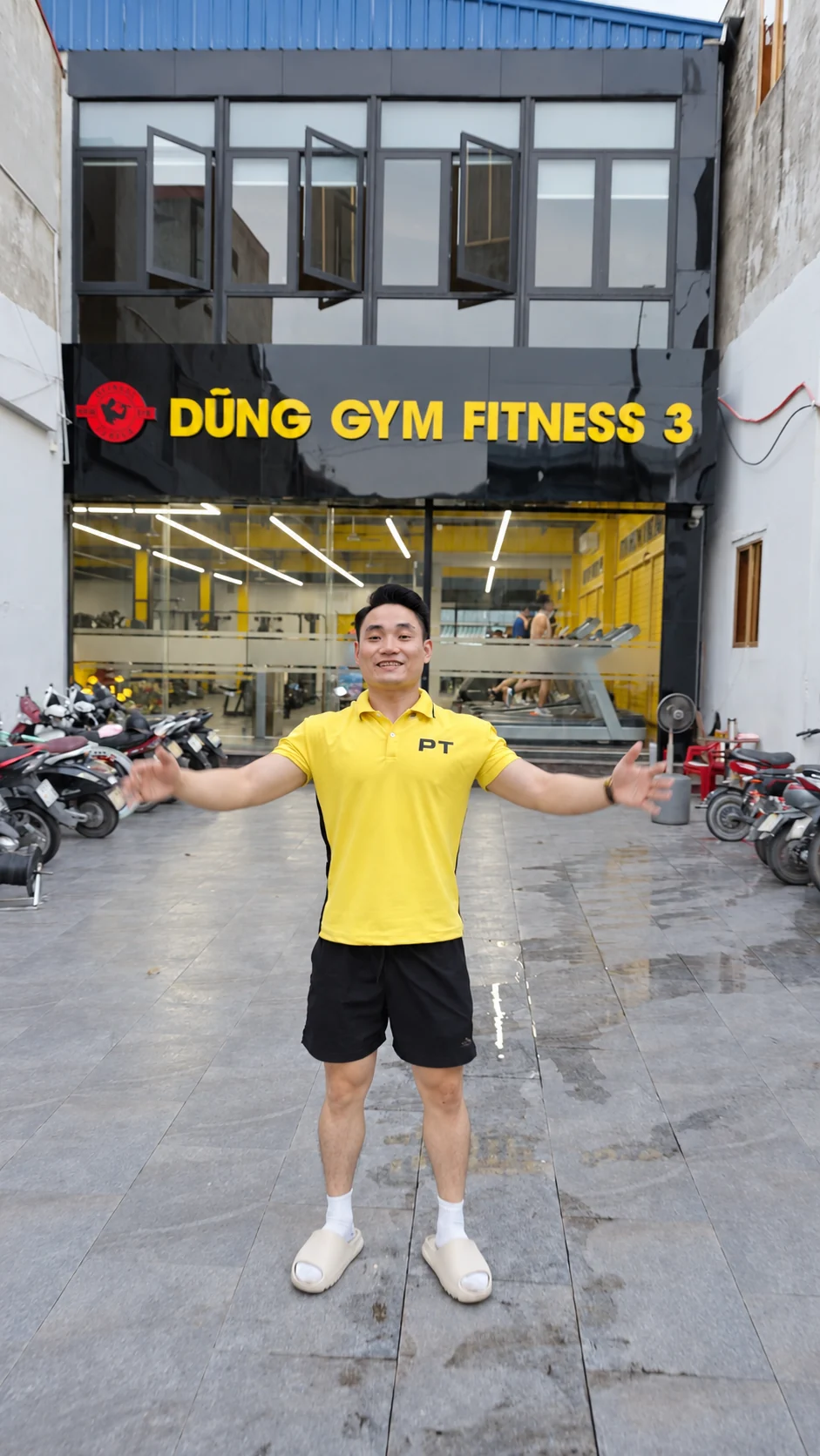 Khu để xe máy trước lối vào Dũng Gym Fitness 3