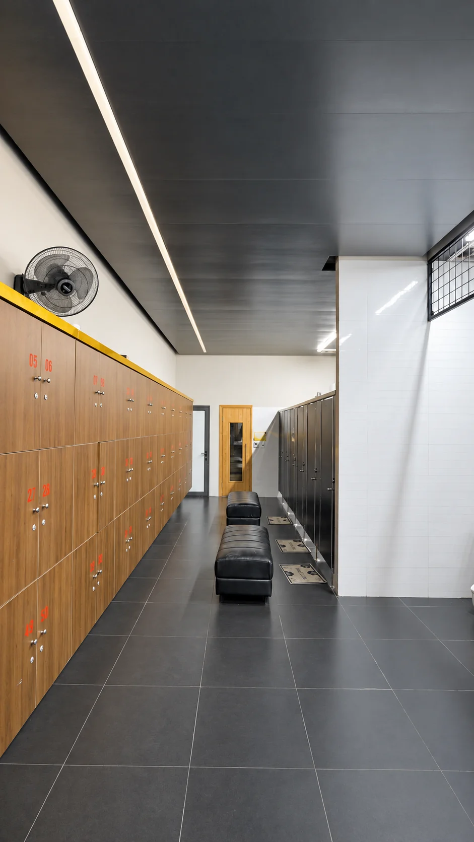 Dãy tủ có khóa và ghế thay đồ tại Dũng Gym 3