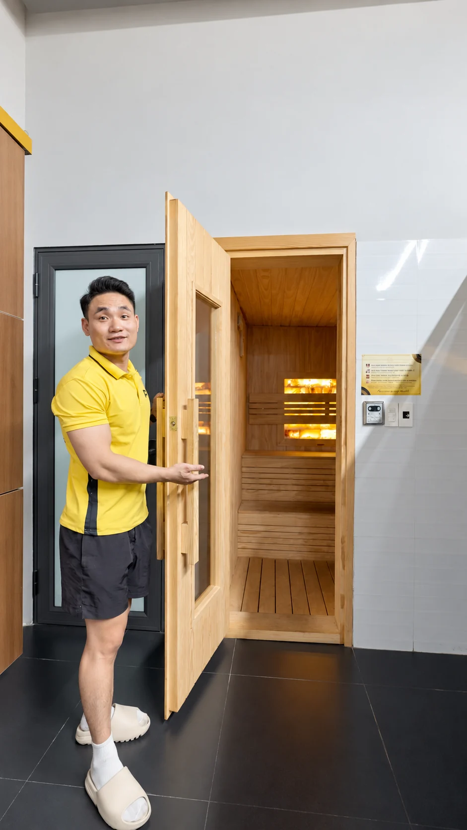 Cửa phòng xông hơi và vách đá muối tại Dũng Gym 3
