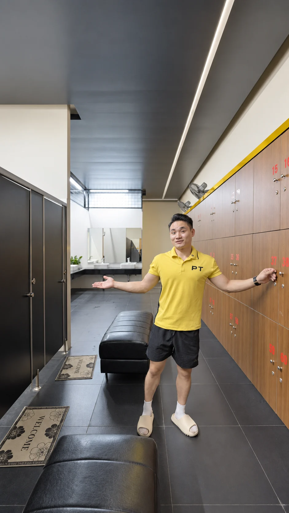 Dãy buồng phòng tắm, bồn rửa và khu thay đồ tại Dũng Gym 3