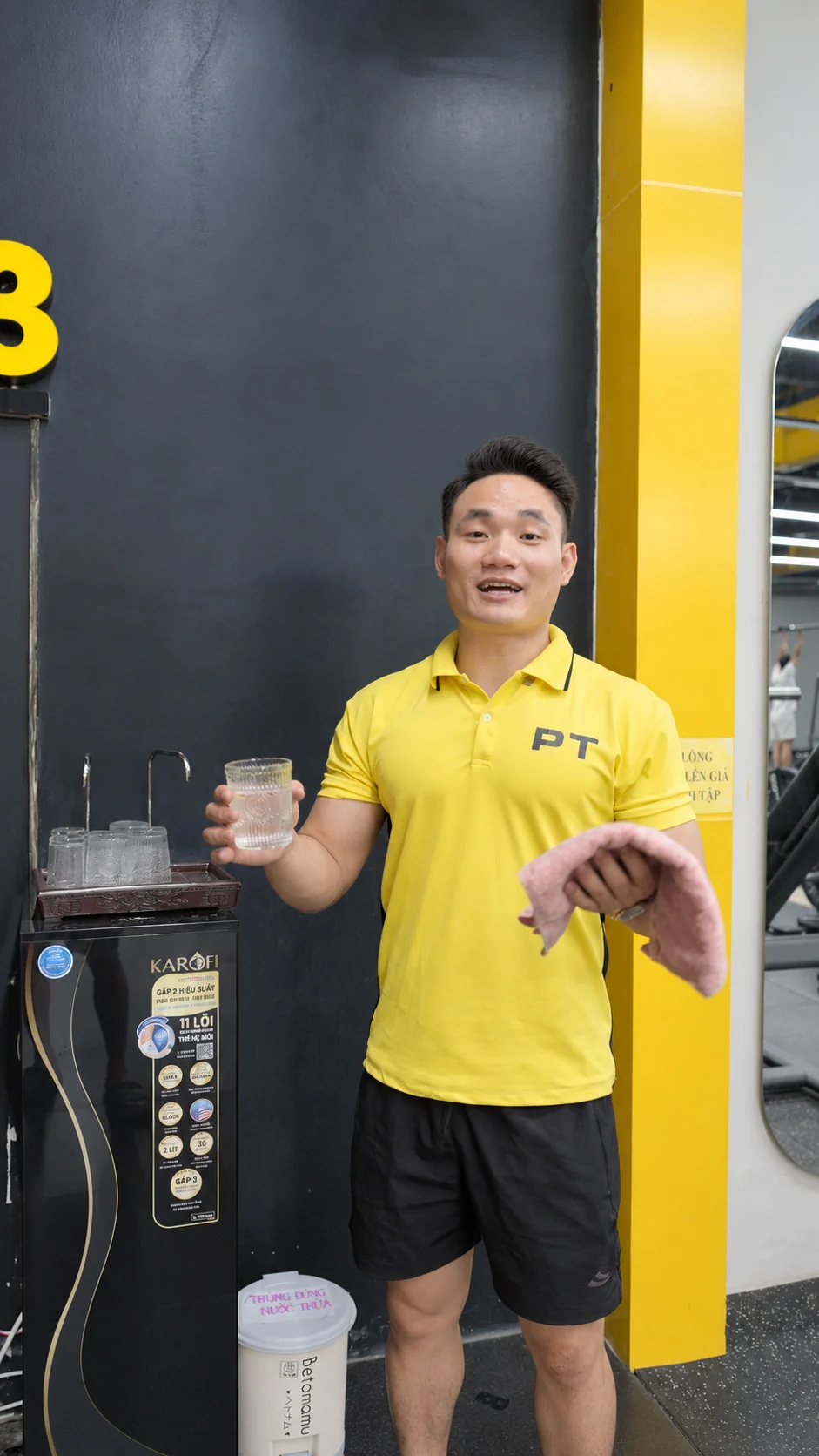 Huấn luyện viên giới thiệu nước uống và khăn tập tại Dũng Gym 3